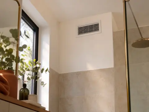 Grille de ventilation murale dégagée dans une salle de bain