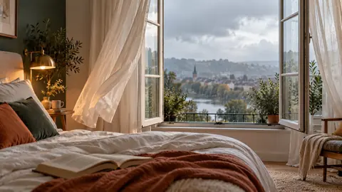 Fenêtre de chambre ouverte en grand un jour de pluie